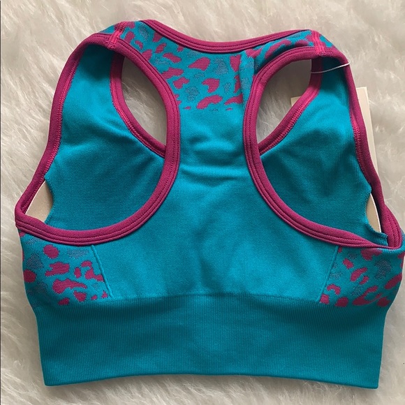 2 Piece Animal Print Seamless Yoga Set - Picture 5 of 9